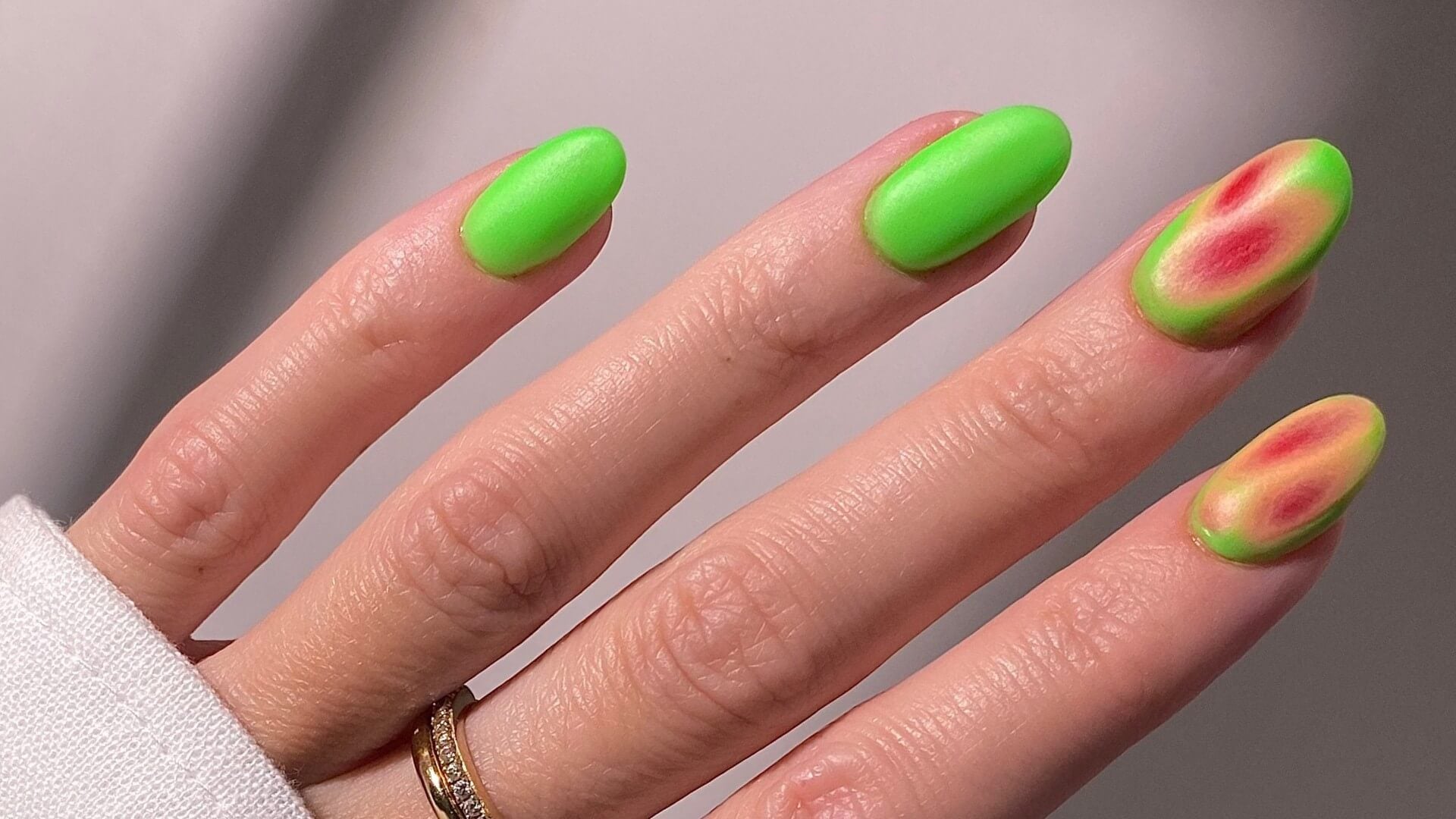 30 Light up Your Nails with Electric Energy for Summer : Neon Green & Lilac